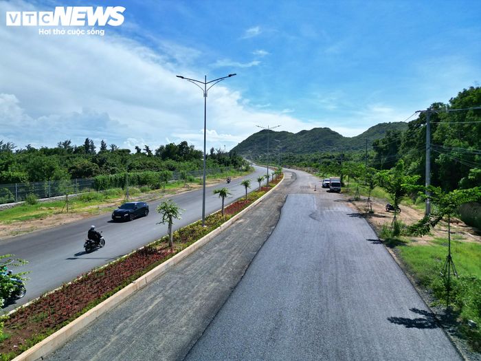 Theo kế hoạch, các đoạn tuyến còn lại tập trung thi công mặt đường, hệ thống thoát nước và các công trình cầu. Tùy từng hạng mục, thời gian hoàn thành dự kiến kéo dài từ cuối năm 2026 đến quý I/2027, hướng tới mục tiêu hoàn thiện và kết nối đồng bộ toàn tuyến.
