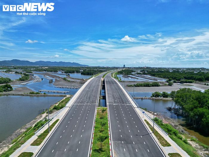 Ghi nhận của PV Báo Điện tử VTC News, tại điểm đầu dự án, đoạn đường dài khoảng 2 km đã hoàn thiện các hạng mục thảm nhựa, sơn vạch kẻ đường, lắp đặt lan can và hệ thống chiếu sáng, chờ kết nối đồng bộ để đưa vào khai thác.