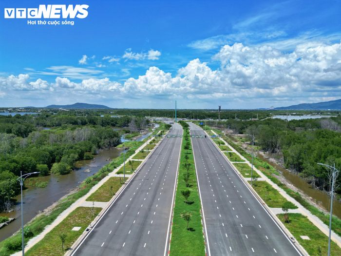  Dự án có tổng mức đầu tư hơn 6.533 tỷ đồng, được khởi công năm 2023 nhằm nâng cấp tuyến đường ven biển hiện hữu, đáp ứng nhu cầu đi lại và vận tải ngày càng tăng.