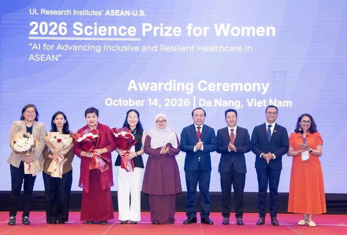 PGS.TS Hà Thị Thanh Hương cùng các nhà khoa học nữ được vinh danh tại Giải thưởng Khoa học ASEAN - Hoa Kỳ dành cho nữ giới năm 2026. (Ảnh: Bộ KH&CN)