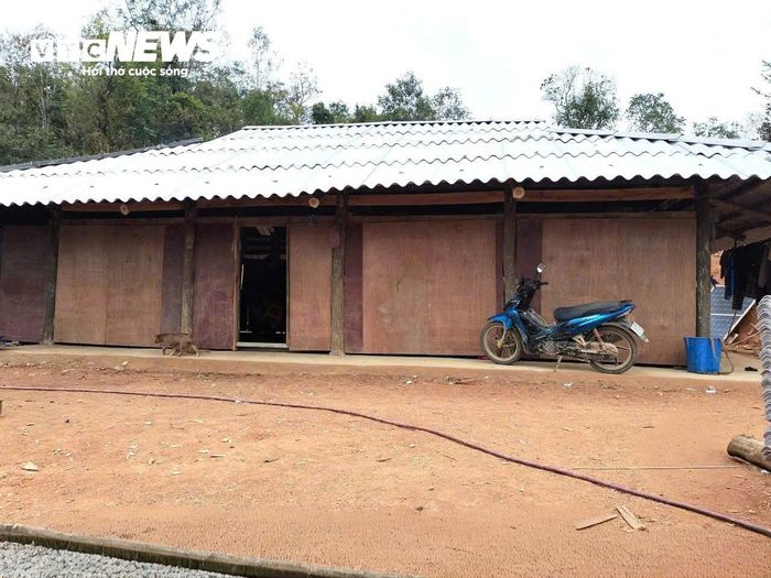 Gia đình anh Sùng A Giàng, xóm Khuổi Giào rất vui khi được nhà nước hỗ trợ xây nhà mới, khang trang, sạch sẽ hơn.