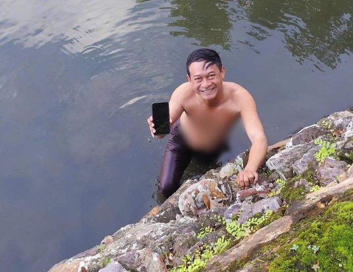 Sau 5 phút ngụp lặn dưới hồ Kim Thuỷ, anh Nguyễn Đức Anh Đăng mò được chiếc điện thoại đánh rơi giúp cho nam du khách nước ngoài