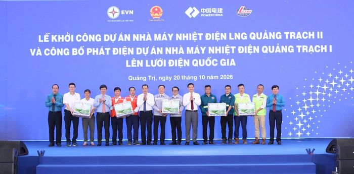 EVN tặng quà khích lệ CBCNV tại buổi lễ. (Ảnh: EVN)