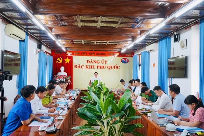 Ông Đinh Văn Nơi yêu cầu đến ngày 15/11, phải dứt điểm xử lý các hồ sơ vi phạm hành chính còn tồn đọng. (Ảnh: Dung Hoàng)