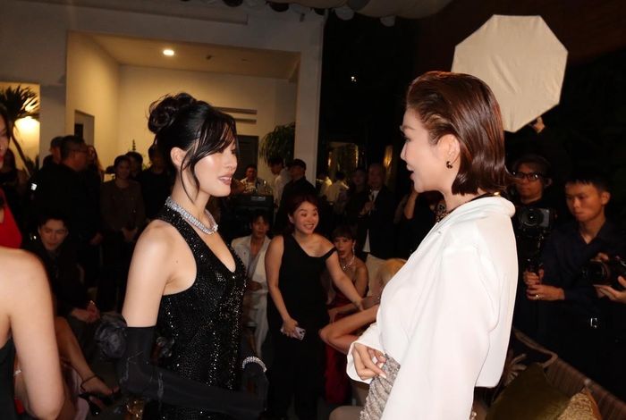 Thanh Hằng có dịp gặp gỡ và giao lưu cùng nhiều ngôi sao quốc tế. Nổi bật trong số đó là LingLing Kwong - Hoa hậu Khao San (2018), diễn viên, người mẫu kiêm thông dịch viên nổi tiếng của Thái Lan. 