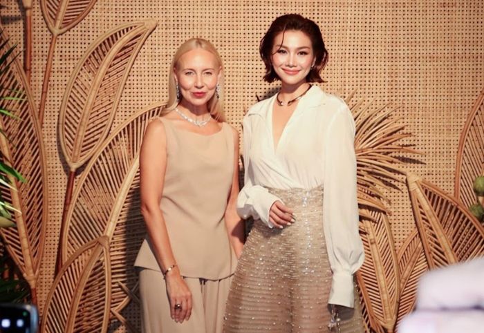 Tại sự kiện, Thanh Hằng nhận được sự đón tiếp nồng hậu từ bà Yanina Novitskaya - CEO khu vực Đông Nam Á và châu Đại Dương của thương hiệu. 