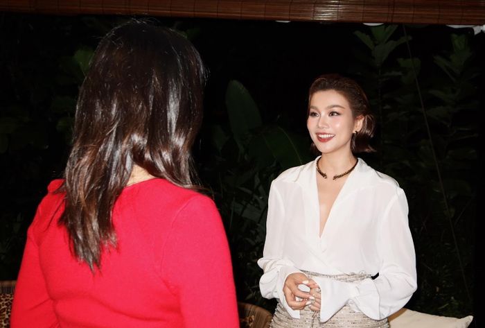 “Đây không chỉ là cơ hội để trải nghiệm mà còn là dịp để tôi kết giao thêm những người bạn mới trong một không gian ấm cúng, sang trọng”, siêu mẫu cho biết.