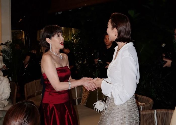 “Chị đại” của màn ảnh Singapore - Zoe Tay (Trịnh Huệ Ngọc), biểu tượng gạo cội được mệnh danh là “Nữ hoàng của Caldecott Hill” cũng vui vẻ khi gặp gỡ Thanh Hằng.