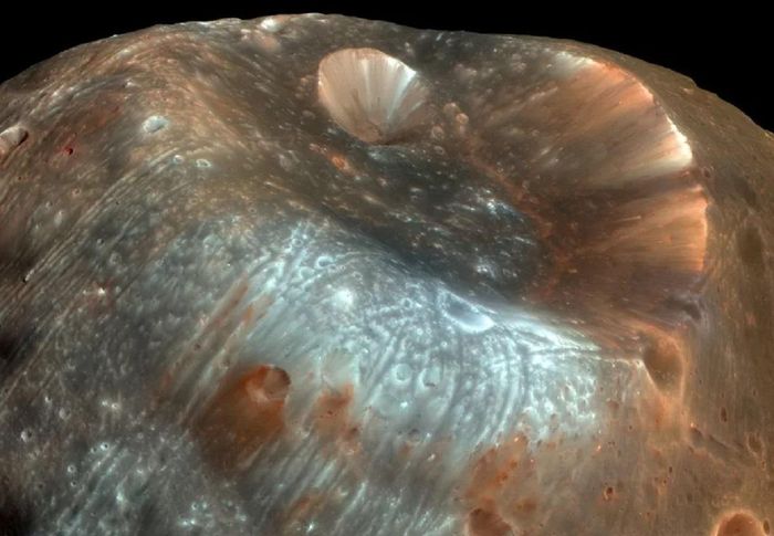 Miệng núi lửa Stickney, đặc điểm nổi bật nhất trên Phobos. (Ảnh: NASA)