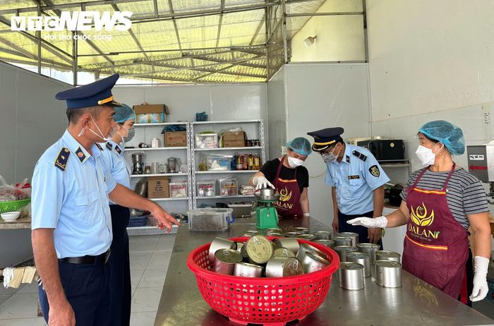 Lực lượng chức năng kiểm tra quy cách đóng hộp khâu nhục.