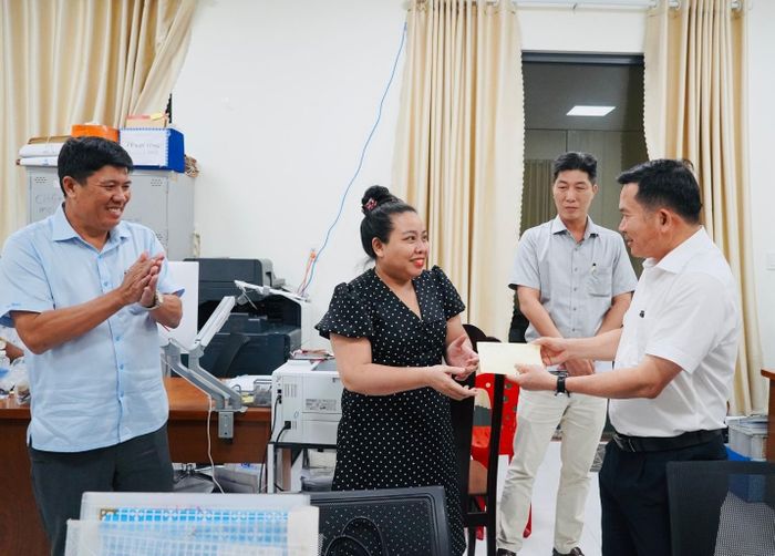 Ông Đinh Văn Nơi thăm hỏi, động viên cán bộ, công chức Tổ đăng ký cấp giấy CNQSDĐ và chị, em phụ nữ nhân ngày 20/10. (Ảnh: Dung Hoàng).