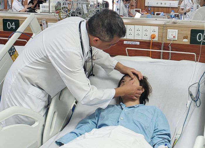 TS. BS Nguyễn Trung Nguyên kiểm tra sức khoẻ bệnh nhân. (Ảnh: Nguyên Hà)