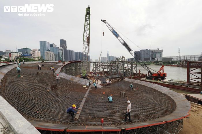 Chủ đầu tư cho biết sau khi hợp long, công trình sẽ đẩy tiến độ để cố gắng hoàn thiện ngay dịp Tết Nguyên đán 2027.