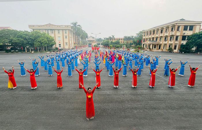 Phụ nữ Thủ đô tham gia đồng diễn dân vũ. Ảnh: Hội Liên hiệp phụ nữ thành phố Hà Nội.