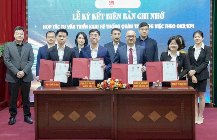 Sở Khoa học và Công nghệ Hà Nội ký kết hợp tác với Trường Đại học Kinh tế (Đại học Quốc gia Hà Nội) và các doanh nghiệp công nghệ để xây dựng, triển khai Hệ thống quản trị công việc theo phương pháp OKR/KPI. Ảnh: KHCN