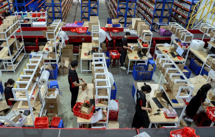 Đóng gói hàng hóa tại Tổng Công ty Cổ phần Bưu chính Viettel (Viettel Post). Ảnh: Trọng Hồng
