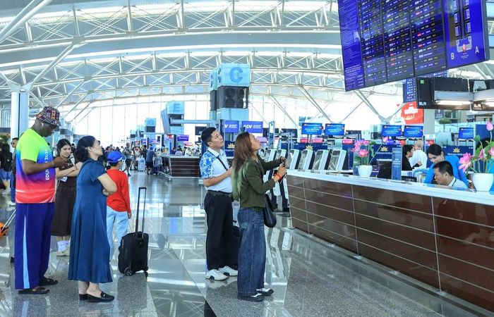 Hành khách xem thông tin chuyến bay tại Cảng hàng không quốc tế Nội Bài. Ảnh: Biển Ngọc