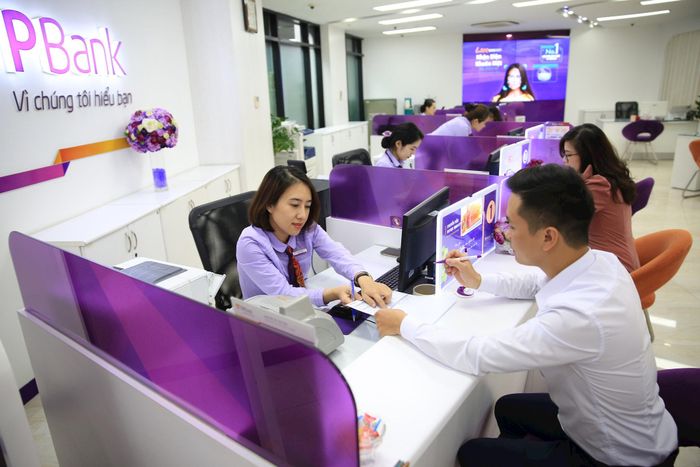 Khách hàng giao dịch tại Ngân hàng thương mại cổ phần Tiên Phong. Ảnh: Quang Thái