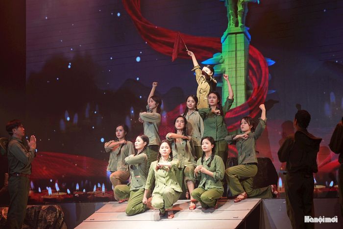 Với sự dàn dựng của NSND Lê Hùng, Nhà hát Nghệ thuật truyền thống Hà Tĩnh lựa chọn một câu chuyện lịch sử giàu sức lay động để kết nối quá khứ với hiện tại. Vở diễn góp phần đưa những trang sử hào hùng đến gần hơn với công chúng, đặc biệt là thế hệ trẻ – những người không trực tiếp trải qua chiến tranh nhưng cần hiểu và trân trọng những hy sinh đã làm nên độc lập, tự do của dân tộc.