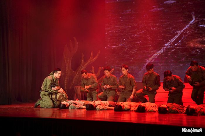 Cao trào của tác phẩm gợi nhắc sự hy sinh anh dũng của cả tiểu đội. Mười cô gái đã mãi mãi nằm lại nơi Ngã ba Đồng Lộc, để lại biểu tượng bất tử về lòng yêu nước, ý chí kiên cường và tinh thần sẵn sàng cống hiến vì độc lập, tự do của Tổ quốc. Nỗi đau trước sự mất mát cũng chính là điểm lắng đọng, khiến người xem thêm trân trọng giá trị của hòa bình và cuộc sống hôm nay.