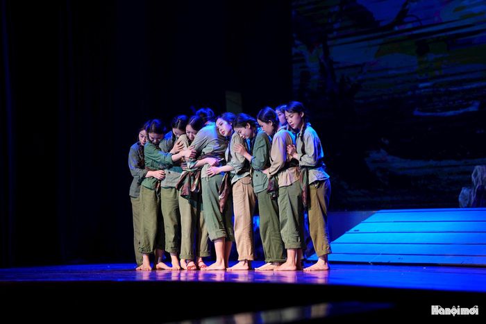 Vở diễn tái hiện cuộc sống và chiến đấu của 10 nữ thanh niên xung phong thuộc Tiểu đội 4, Đại đội 552 tại Ngã ba Đồng Lộc trong cuộc kháng chiến chống Mỹ. Đây là tuyến giao thông chiến lược, nơi bom đạn của quân thù trút xuống ngày đêm nhằm ngăn chặn sự chi viện từ hậu phương miền Bắc cho tiền tuyến miền Nam.