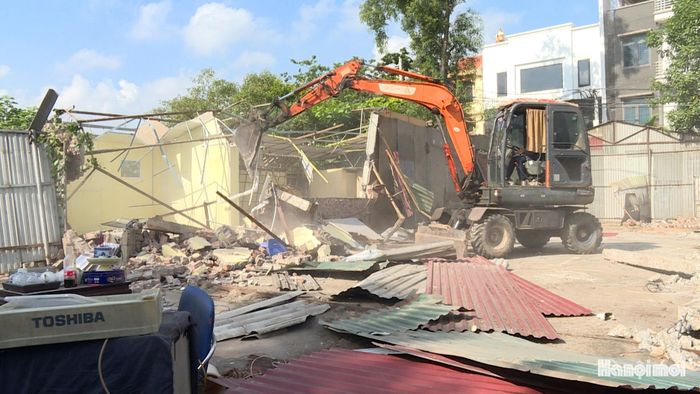 Phương tiện phục vụ giải tỏa được chuẩn bị đồng bộ, gồm máy xúc, máy ủi, xe cẩu, xe tải cùng các thiết bị chuyên dụng để tháo dỡ kết cấu thép, mái tôn và phá dỡ nền bê tông. Ảnh: Thái Trọng.