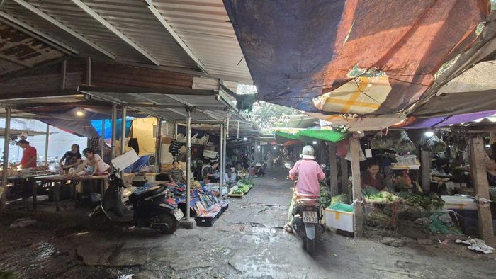 Bên trong chợ La Cả quan sát có thể thấy sự lụp xụp, ẩm thấp, không đảm bảo an toàn. Ảnh: HL