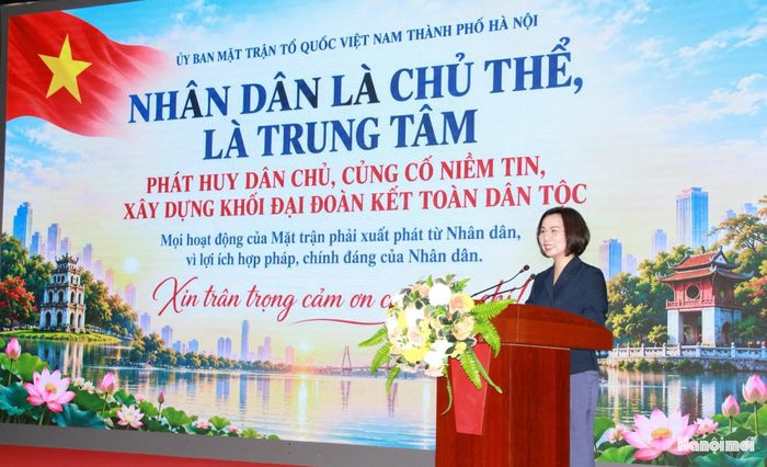 Chủ tịch Ủy ban MTTQ Việt Nam thành phố Hà Nội Bùi Huyền Mai trao đổi chuyên đề. Ảnh: Lê Phương