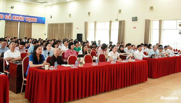 Các đồng chí là Chủ tịch Ủy ban MTTQ Việt Nam xã, phường; Ủy viên Ủy ban MTTQ Việt Nam thành phố và các chuyên gia, nhà khoa học là thành viên các Hội đồng Tư vấn tham dự lớp bồi dưỡng. Ảnh: Lê Dung
