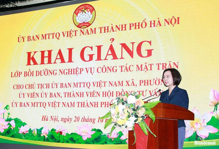 Ủy viên Ban Thường vụ Thành ủy, Chủ tịch Ủy ban MTTQ Việt Nam thành phố Hà Nội Bùi Huyền Mai phát biểu khai mạc. Ảnh: Lê Phương