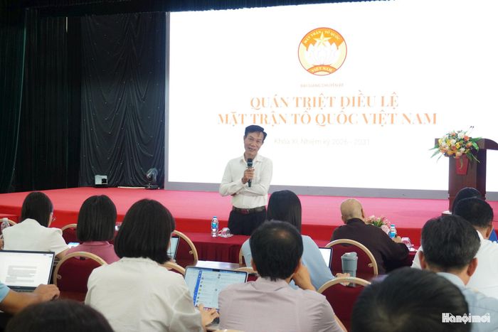 TS Nguyễn Minh Phú, Phó Trưởng ban Tổ chức, Kiểm tra, Cơ quan Ủy ban Trung ương MTTQ Việt Nam trao đổi tại lớp bồi dưỡng. Ảnh: Lê Dung