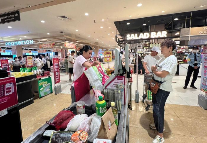 Người dân sử dụng bao bì tái chế khi mua sắm hàng hóa tại siêu thị ở Hà Nội. Ảnh: Lam Giang