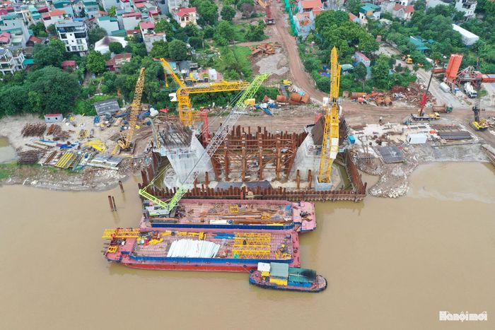 Công trường thi công cầu Tứ Liên - Ảnh: Phạm Hùng - Quang Thái