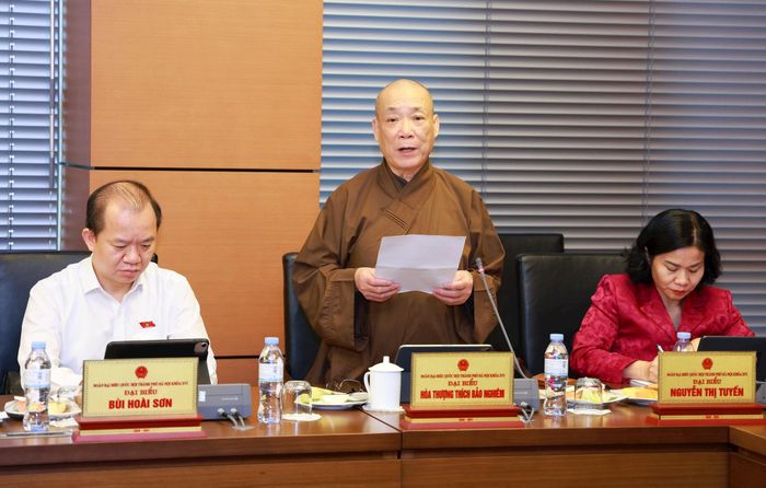 Đại biểu Hòa thượng Thích Bảo Nghiêm (Đoàn Hà Nội) phát biểu thảo luận. Ảnh: Văn Tuyến