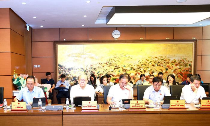 Các đại biểu Quốc hội (Đoàn Hà Nội) thảo luận tại tổ sáng 20-10. Ảnh: Văn Tuyến