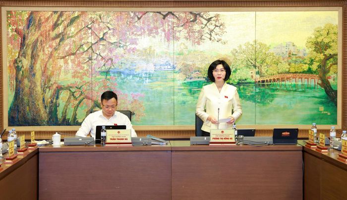 Chủ tịch HĐND thành phố, Phó Trưởng đoàn đại biểu Quốc hội thành phố Hà Nội Phùng Thị Hồng Hà chủ trì thảo luận tại tổ. Ảnh: Văn Tuyến