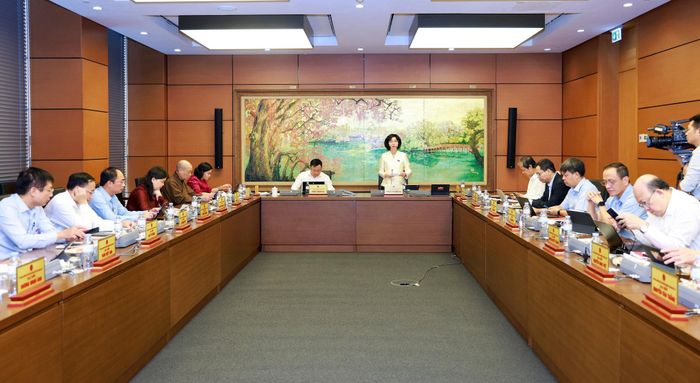 Các đại biểu Quốc hội (Đoàn Hà Nội) thảo luận tại tổ sáng 20-10. Ảnh: Văn Tuyến