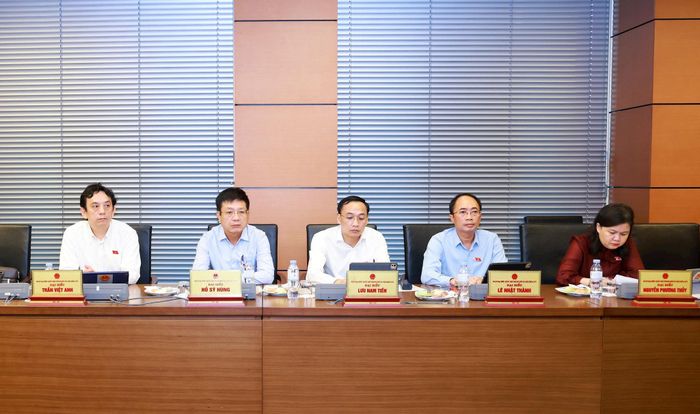 Các đại biểu Quốc hội (Đoàn Hà Nội) thảo luận tại tổ sáng 20-10. Ảnh: Văn Tuyến