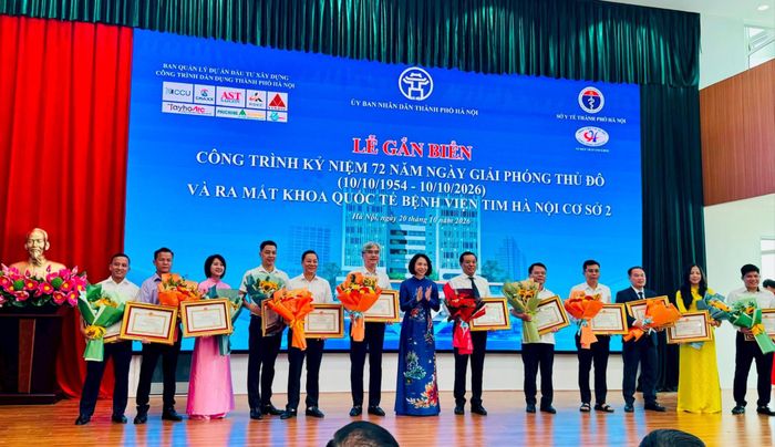 Phó Chủ tịch UBND thành phố Hà Nội Vũ Thu Hà trao Bằng khen tặng các cá nhân có thành tích xuất sắc. Ảnh: Mai Hoa