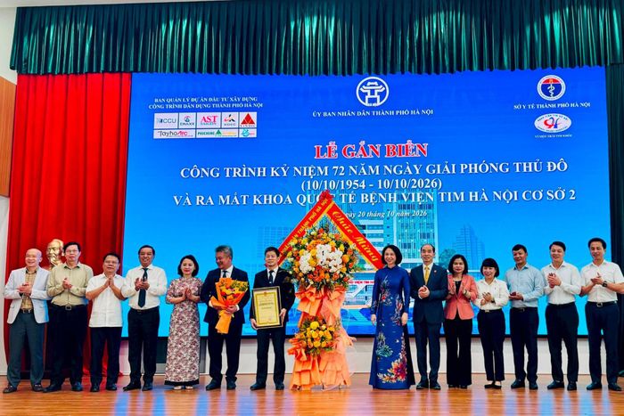 Phó Chủ tịch UBND thành phố Hà Nội Vũ Thu Hà trao tặng lẵng hoa chúc mừng Bệnh viện Tim Hà Nội. Ảnh: Mai Hoa
