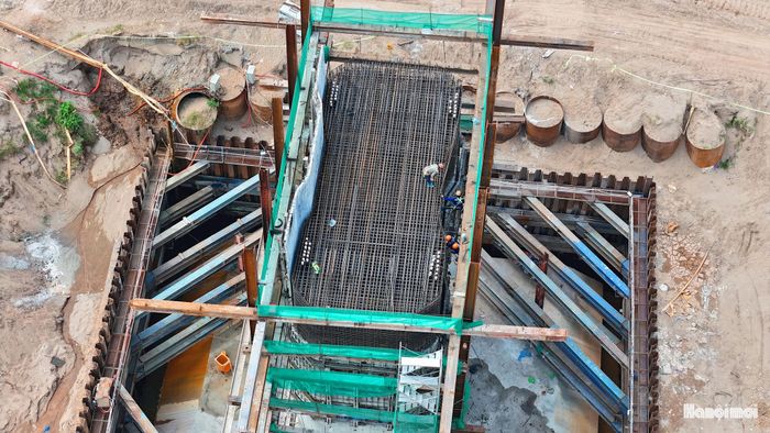 Các hạng mục bệ trụ và thân trụ tiếp tục được triển khai đồng loạt. Trong tổng số 70 bệ trụ, 69 bệ đã được đổ bê tông; 63/70 thân trụ đã được triển khai.