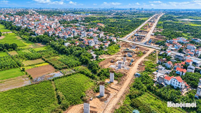 Đại diện Ban Quản lý dự án Đầu tư xây dựng công trình giao thông thành phố Hà Nội cho biết, tính đến giữa tháng 10-2026, công tác giải phóng mặt bằng đã hoàn thành 100%, với 2,908ha tại xã Ô Diên và 4,3ha tại xã Mê Linh, đã bàn giao cho doanh nghiệp thi công dự án.