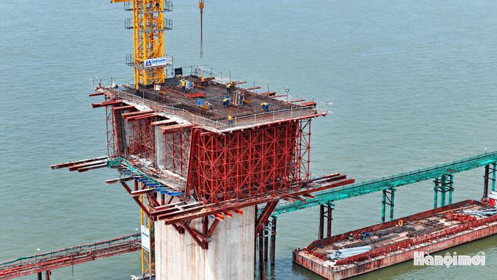 Các thiết bị chuyên dụng được huy động để vận chuyển, nâng và đặt dầm lên hệ gối cầu, đòi hỏi sự phối hợp chặt chẽ giữa các bộ phận thi công nhằm bảo đảm độ chính xác và an toàn kỹ thuật.