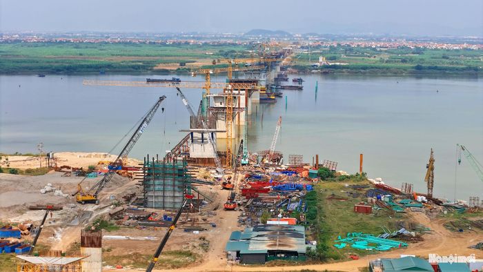 Trên công trường, hai gói thầu xây lắp đang triển khai 30 mũi thi công với hàng trăm công nhân, kỹ sư cùng nhiều máy móc, trang thiết bị. Ban Quản lý dự án Đầu tư xây dựng công trình giao thông thành phố Hà Nội cho biết, tính đến giữa tháng 10-2026 sản lượng thi công cầu Hồng Hà đạt khoảng 51% giá trị hợp đồng.