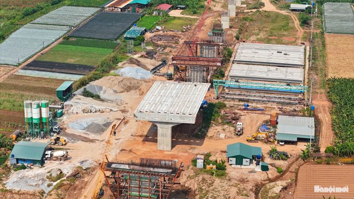 Tại khu vực đầu cầu xã Mê Linh, nhiều phiến dầm ngang đã được lắp gác lên các nhịp cầu cạn.