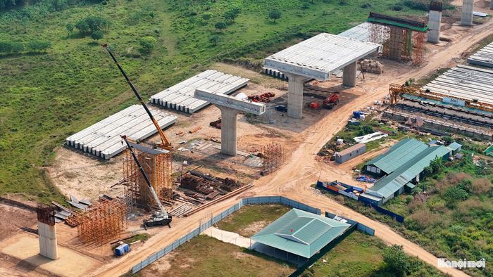 Nhà thầu đã hoàn thành 941/941 cọc khoan nhồi, đổ bê tông 69/70 bệ trụ; thi công thân 63/70 trụ, xà mũ 20/70 trụ. Công tác đúc dầm Super T đạt 177/450 phiến, đã lao lắp 2/45 nhịp.