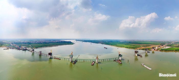 Dự án cầu Hồng Hà được khởi công từ tháng 10-2025, là một trong những hạng mục trọng điểm của tuyến Vành đai 4 - Vùng Thủ đô. Cầu Hồng Hà và cầu cạn có chiều dài khoảng 4,377km, gồm 70 trụ vượt sông Hồng và đê tả, hữu Hồng với tổng mức đầu tư gần 10.000 tỷ đồng. Điểm đầu tại xã Mê Linh, điểm cuối tại xã Ô Diên.