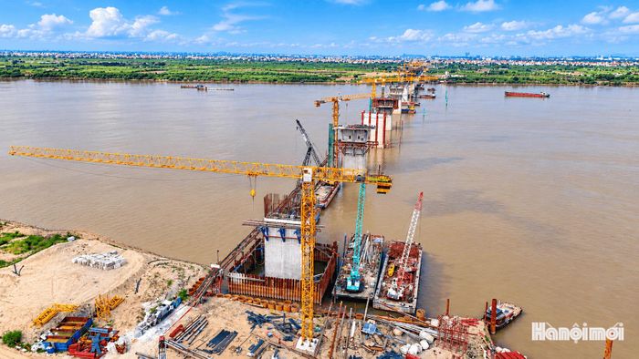 Nhiều mũi thi công được tổ chức đồng thời trên toàn tuyến, từ cầu dẫn đến khu vực vượt sông, nhằm tận dụng mặt bằng đã bàn giao và đẩy nhanh tiến độ xây dựng. Theo kế hoạch, cầu Hồng Hà phấn đấu thông xe kỹ thuật vào tháng 7-2027 và hoàn thành trong tháng 10-2027.