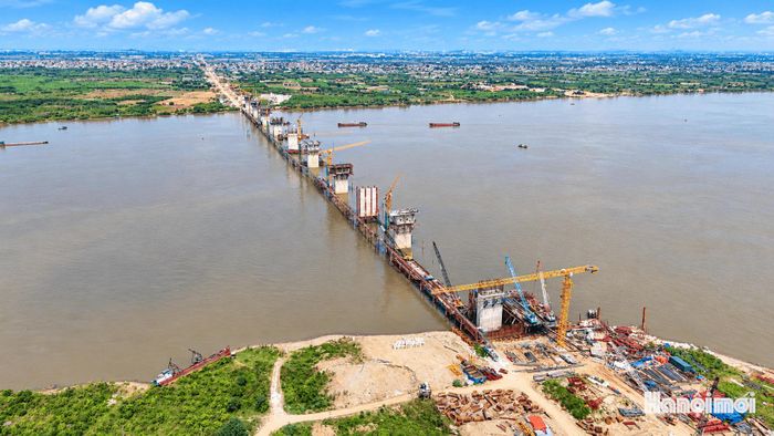 Khi đưa vào khai thác, cầu Hồng Hà không chỉ tạo thêm một tuyến vượt sông Hồng mà còn góp phần khép kín tuyến Vành đai 4 - Vùng Thủ đô, tăng cường kết nối liên vùng, giảm áp lực cho các tuyến đường hiện hữu và mở rộng không gian phát triển đô thị Hà Nội.