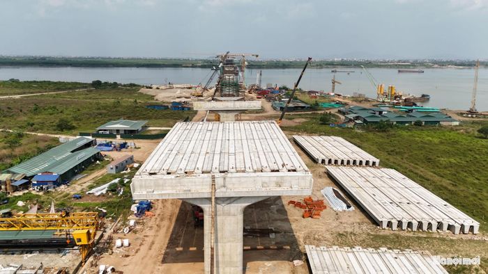 Tại phía đầu cầu xã Ô Diên, các nhà thầu đã bắt đầu gác dầm cầu cạn. Đây là bước chuyển quan trọng từ phần móng, trụ sang thi công kết cấu phía trên, từng bước tạo nên mặt cầu liên tục trên tuyến.